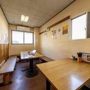 内観は大衆食堂らしい、親しみやすい印象。手触りのいい木材を使い、温かみを演出しています。少しレトロなテイストの全38席の空間で、ゆったりとランチ＆ディナータイムを過ごせます。