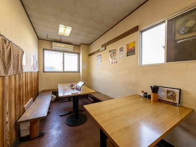 昼夜の食事時に一時のくつろぎを。親しみやすい雰囲気の店内