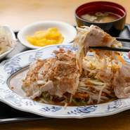 “野菜とお肉をしっかり採って、ガッツが出るような料理を！”という、初代店主の想いから生まれた、名物『ガッツ定食』。味の決め手となる『ガッツのタレ』は、お持ち帰り用メニューもあるので、ぜひチェックを。