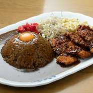甘みの後、追いかけるようにスパイスの豊かな風味を感じる松山風カレー。トッピングは5種類から選べ、さらに追加トッピングも可能です。ボリューム感たっぷりの組み合わせは幅広い層に支持されています。