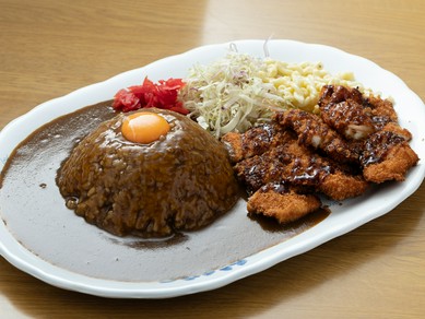 トッピング付きでボリュームたっぷり『ジャンボカレー』