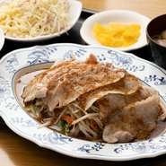 野菜炒めに豚バラ炒めをのせ、自家製甘辛ダレで味付けした、ガッツリ系の定食メニュー。初代店主が考案し、以降レシピを変えずに提供し続けているという逸品。人々を見守ってきた【太養軒】の定番メニューです。