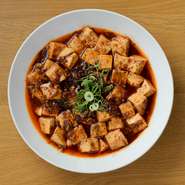 花椒・花椒油をふんだんに使用した麻婆豆腐。しっかりとコクがあるので、おかずとしてもお酒のお供の逸品としても最適なメニュー。“普段は辛いものが少し苦手”という方からのオーダーもあるとのこと。