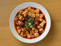 花椒・花椒油をふんだんに使用した麻婆豆腐。しっかりとコクがあるので、おかずとしてもお酒のお供の逸品としても最適なメニュー。“普段は辛いものが少し苦手”という方からのオーダーもあるとのこと。