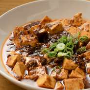 花椒・花椒油をふんだんに使用した麻婆豆腐。おかずとしても、お酒のお供の逸品としても親しまれています。しっかりとコクがあるので、“普段は辛いものが少し苦手”という方からのオーダーもあるとのこと。