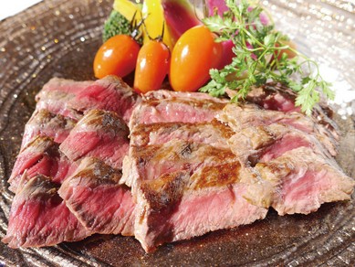 岡山の牧場で育った備前黒牛を一頭買いしてリーズナブルに提供