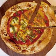 スタイリッシュなインテリアを採用したおしゃれな店内は、木の温もりも感じられるくつろげる空間。気の合う仲間とグループでも、カップルでも、幅広いシーンで素敵な時間を過ごせます。