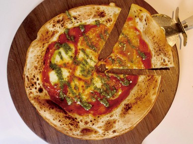 スタイリッシュなインテリアの店内でゆったりくつろげる