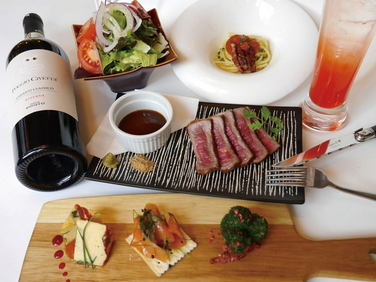 肉料理はもちろんアラカルトも充実で女子会にも最適