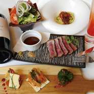 備前黒牛を使ったこだわりの肉料理はもちろん、パスタやピザ、アンティパストなど、イタリアンをベースとしたアラカルトも充実。ワインやカクテルも揃っているので、おしゃれな女子会にも最適です。