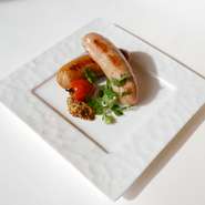 ホワイトとスモークの極太ソーセージにマスタード2種を添えて