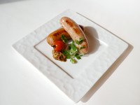 ホワイトとスモークの極太ソーセージにマスタード2種を添えて