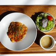 日替わりの内容はスタッフ、もしくは店頭看板にてご確認ください。
パスタ大盛り　1、300円