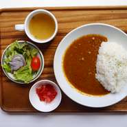 備前黒牛を使い、手間ひまかけて作る肉バルカレー。好評です。