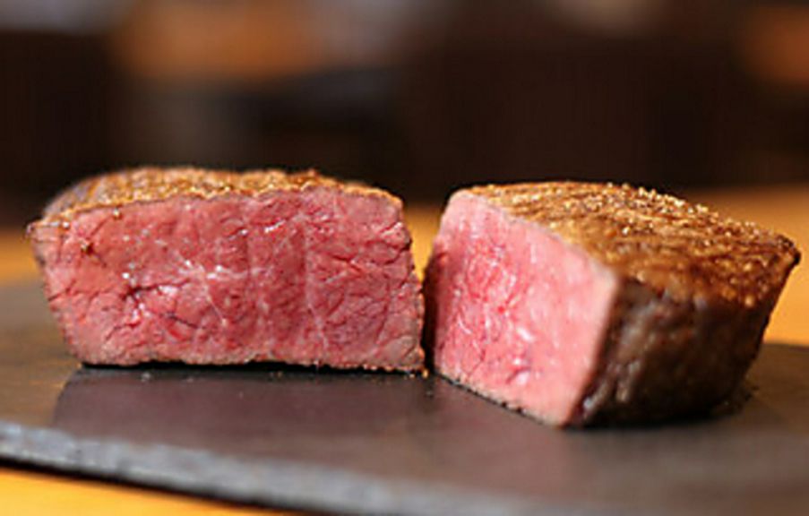 岡山の牧場から一頭買いする「備前黒牛の特選肉」