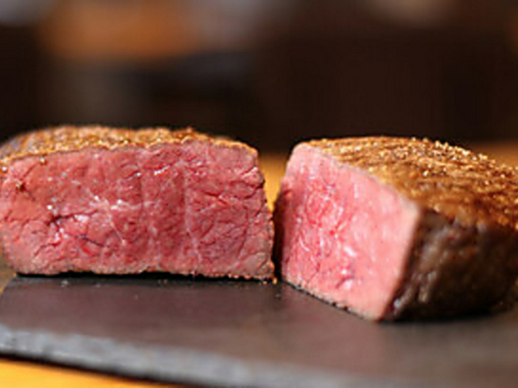 岡山の牧場から一頭買いする「備前黒牛の特選肉」