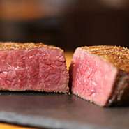 実際に岡山県の岸本牧場を訪れ、飼料や飼育環境などをこの目でチェックして納得したのが備前黒牛。味わいと価格のバランスが絶妙で、自信を持って勧められる素材とか。一頭買いならではの希少部位も見逃せません。