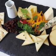 素材と技にこだわり尽くした自慢の料理ばかりだから、チャンスがあれば料理長自らゲスト前に出て話をすることも。料理長ならではの目線で、わかりやすく説明してくれます。対話希望ならカウンター席がおすすめ。