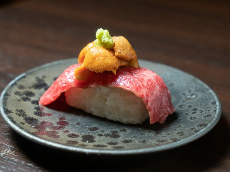 厳選肉×生うに。コース内でも人気の『肉寿司』
