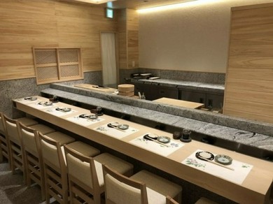 一貫を握る職人の姿を見ながら、鮨を二人で摘まむ夜