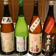 日本酒は、甘口から超辛口まで多様に揃えています。定番を注文するのも良いですが、鮨に合わせて尋ねてみるのも面白い。加熱処理をされていない生酒もあり、こちらはフレッシュな飲み口を楽しめます。