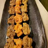 産地別にウニを仕入れるため、「コース料理」では3種のウニを食べ比べできます。今まで知らなかった個性豊かなウニの味に気付ける幸せ。きっと好みの産地が見つかるはず。