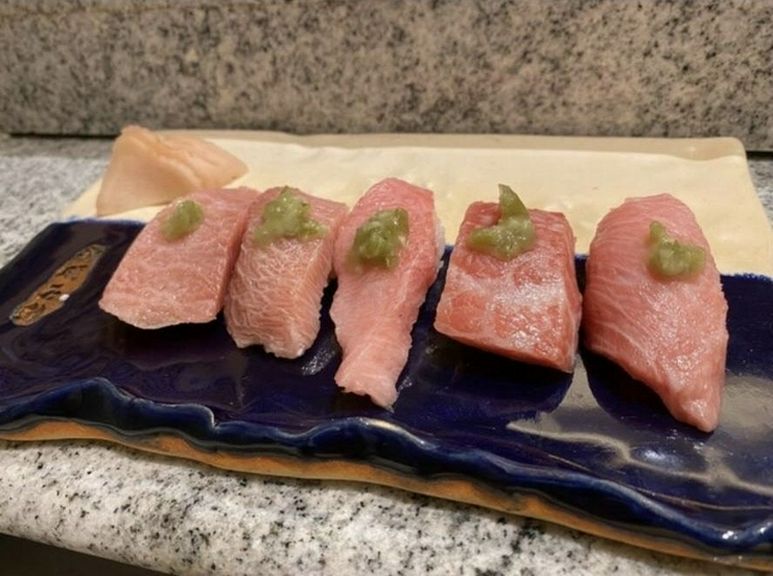 全国から天然の鮪だけを仕入れ、惜しみなく握る『トロ』