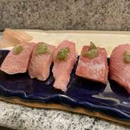分厚いトロの芳醇な味わい。鼻から抜けていく、うっとりとした香り。「コース料理」では各地のトロ5種を食べ比べできるので、一貫ごとに濃厚で贅沢なおいしさを楽しめます。