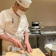 自らが納得できる食材を使いたいと、国産食材を大切にしています。懇意にしている市場の方から情報を得たり、実際に確認しに出かけたり。納得した食材のみを使う努力を続けます。