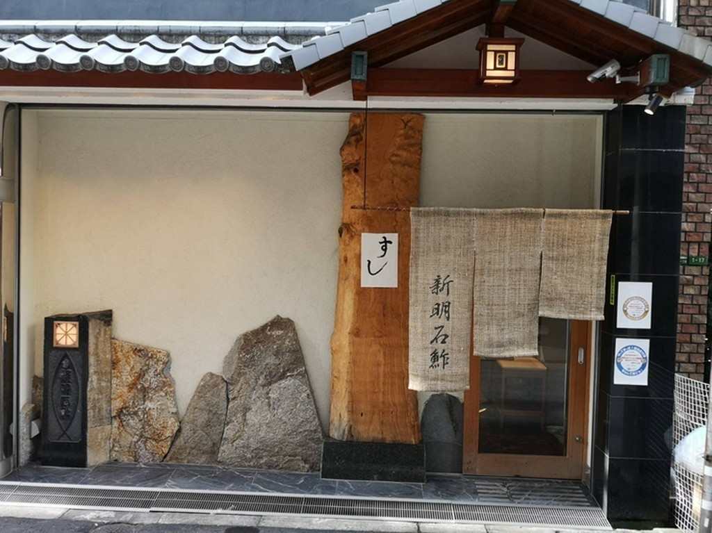 カウンター前に立ち、訪れた人を楽しませる日々を送る