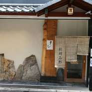 カウンター席では、お一人様が自由に食事を楽しむ姿が見られます。好きな鮨と、鮨に合わせた一杯を嗜むゲストの姿を目の前で見られることは、料理人冥利に尽きるようです。