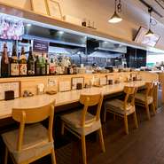 店内は白い壁紙をメインにした明るく清潔感がある空間です。席と席の間が広めに設えられており、カウンター席も完備。女性が一人で訪れることも多く、あっさりとした味わいに罪悪感無く味わえると好評です。