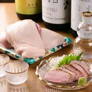 秀逸な素材が揃っている豊洲から、鮮度の良い蛤や魚を仕入れ。鰹節、煮干し、干しシイタケなど厳選された乾物は、スープに使用します。国産の合鴨や、ローストビーフも国産牛を使用。