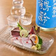 豊洲市場で買い付けしている新鮮な魚介を使った人気の一皿。季節ごとにラインナップは変わるものの、5～6種類ほどを選び盛合せに。醤油も地元産の銘柄を種に、鰹の旨みをたっぷりと利かせて調合しています。