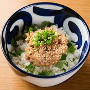 豊洲から仕入れた新鮮な鯵を叩いて、一から店内で手づくりしています。味噌は千葉県内にあるの味噌店を一軒ずつ巡り入手した全6種類。その味噌を料理人がオリジナルで調合しています。
 (大葉、ネギ、ごま) 