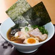 あっさりとした風味が感じられ、だしの芳醇な香りや旨みもしっかりと楽しめます。味の決め手となっているのは、魚介と鶏ガラが織りなすWスープ。蛤や鯛、三番瀬の海苔など房総産の食材がたっぷり入っています。