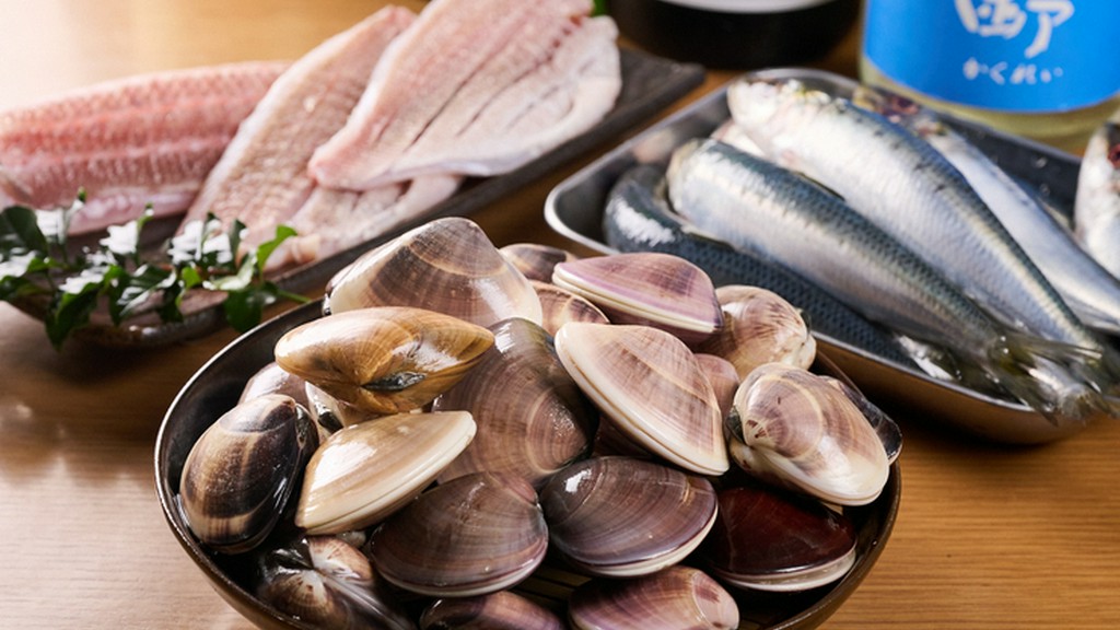 豊洲から仕入れる蛤や鯛といった新鮮な魚介