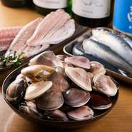 ラーメンの具材にもさまざまな海鮮を使用しています。チャーシューの代わりに入れるのは、醤油漬けにした生の鯛。熱々のスープに載せることで、内側まで火が通ります。火が入りほろっとした鯛を味わうのがオススメ。