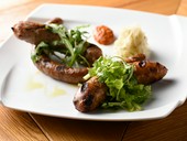 すべて店内で手づくり。腸詰めから行う本格派『完全自家製ソーセージ3種盛り合わせ』