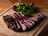 見た目のインパクトも凄い。アメリカスタイル『ブラックアンガスビーフTボーンステーキ』