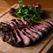 赤身と脂身がバランスよく、肉質がやわらかい「アンガス牛」を使用。見た目のインパクトも凄い、アメリカスタイルのステーキです。T字型の骨の両側に並んだヒレとサーロイン両方を楽しめる人気メニュー。