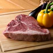 人気メニューである『Tボーンステーキ』。赤身と脂身がバランスよく、肉質がやわらかい「アンガス牛」が使われています。豪快に楽しむステーキは、ぜひ一度は賞味して欲しい逸品です。