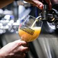 みなとみらいの夜景を一望できる【REVO BREWING】。店内のビール醸造所は、横浜地区でも最大級の製造量を誇ります。店内では、つくり立てのビールを楽しめ、醸造所を見ながら飲むことも可能です。
