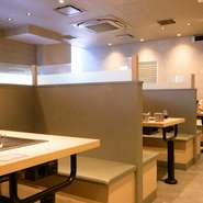 店内はグレーを基調としたスタイリッシュな空間。清潔感があり、ゆっくり食事を楽しめるボックス席になっています。『お好み焼』をつくりながら、会話と食事が楽しめる一軒です。