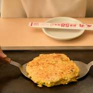 【風月】の『お好み焼』は、北海道産100％の小麦粉に昆布だしを加えた、ふっくらふわふわの生地が自慢です。ベースとなる食材は、すべて北海道産。食欲そそる特製調味料と風味豊かな薬味が味の決め手です。