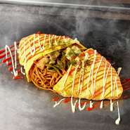 『お好み焼』に次ぐ看板メニューの『焼そば』。オリジナル太麺が特製ソースによく絡み、ついつい箸が進みます。他にも人気の『ミックス（ぶた・いか入り）』など多彩なラインナップが用意されています。
