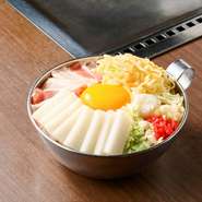 女性に一番人気の一品。豚肉＋とろ～りチーズ＋もちという王道の組み合わせ。迷ったらまずはこれをオーダーしてみてはいかが？