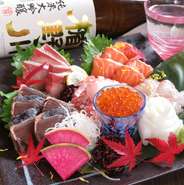 新鮮なお魚を５種盛り合わせました。
当店自慢の各都道府県から仕入れた日本酒と合わせていただくと相性抜群なので、是非オススメしたい逸品です。