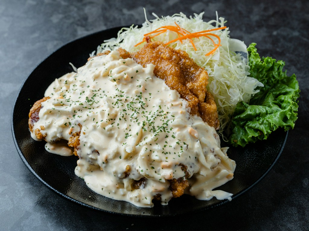 お一人様も歓迎。ボリュームたっぷりの定食を気軽に楽しめる食堂