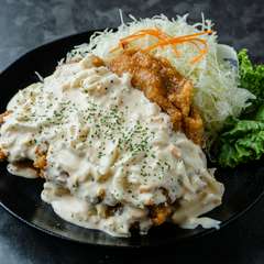 お一人様も歓迎。ボリュームたっぷりの定食を気軽に楽しめる食堂